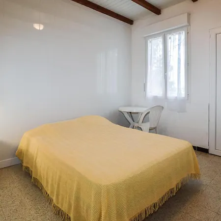 1 Bedroom Amazing In Holiday home *